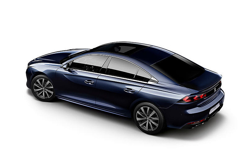 新しい508（左）の外観デザインは、2014年に開催された「北京モーターショー」で発表されたコンセプトカー「EXALT（イグザルト）」（右）をベースとしたもの