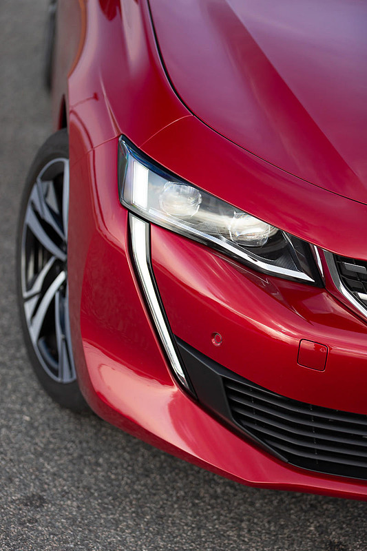 フルLEDヘッドライトやLEDデイタイムランニングライトをフロントマスクに採用