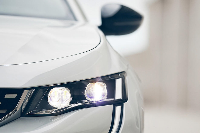 フルLEDヘッドライトやLEDデイタイムランニングライトをフロントマスクに採用