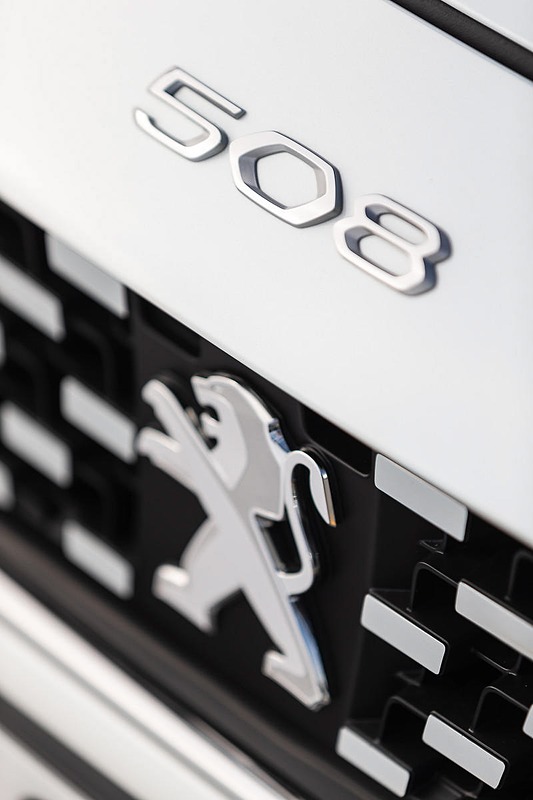 1960年代～1980年代に販売していた「504 クーペ」との共通性として、フロントノーズに「508」のモデル名を配置