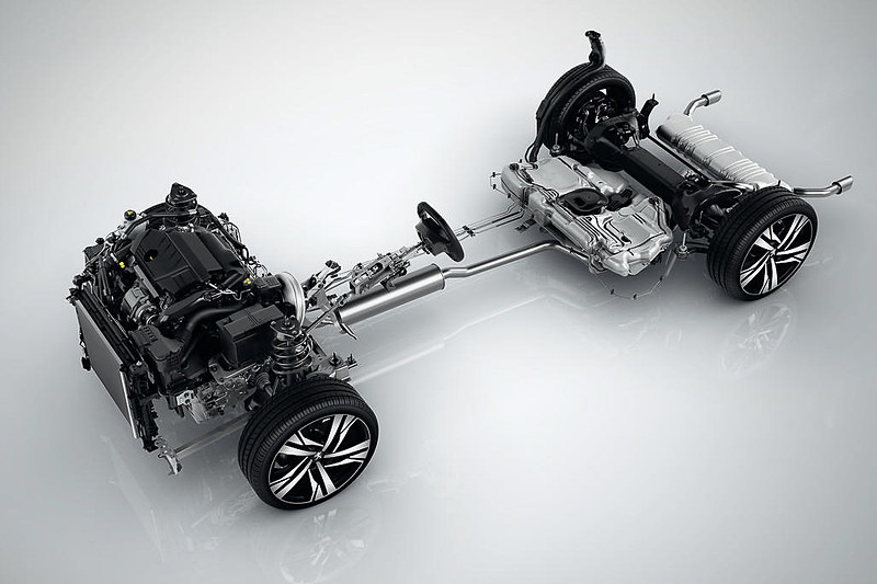 エンジンは180PSを発生する直列4気筒DOHC 1.6リッターターボ、177PSを発生する直列4気筒DOHC 2.0リッターディーゼルターボの2種類