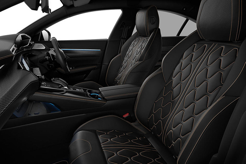 フロントシートは座面長や高さ、角度の調整、ランバーサポートなどがエルゴノミクス的に適切なサイズとなり、ドイツのAGR（Aktion Gesunder Rucken：ドイツ脊椎健康推進協会）の承認を得たものとなっている