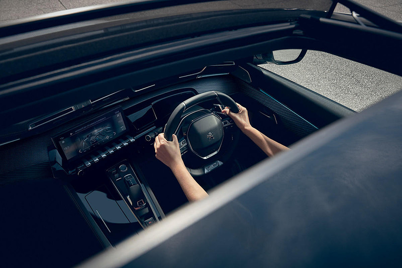 「パノラミックサンルーフ」は「ナッパレザーシート」「ナイトビジョン」などとセットオプション。フルパッケージオプションは65万円