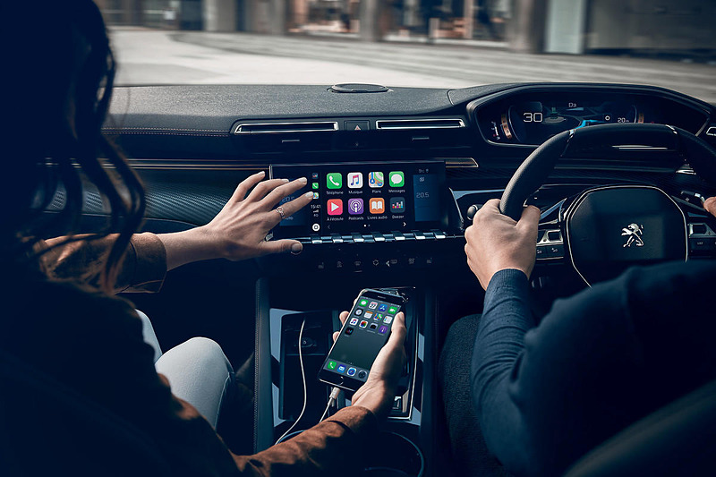 8インチタッチスクリーンは「Apple CarPlay」「Android Auto」に対応。センターコンソール下に「ワイヤレススマートフォンチャージャー」を用意する