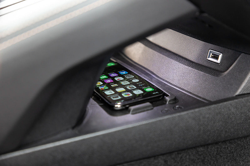 8インチタッチスクリーンは「Apple CarPlay」「Android Auto」に対応。センターコンソール下に「ワイヤレススマートフォンチャージャー」を用意する