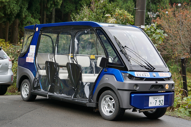 実験車両の自動運転小型電動カート