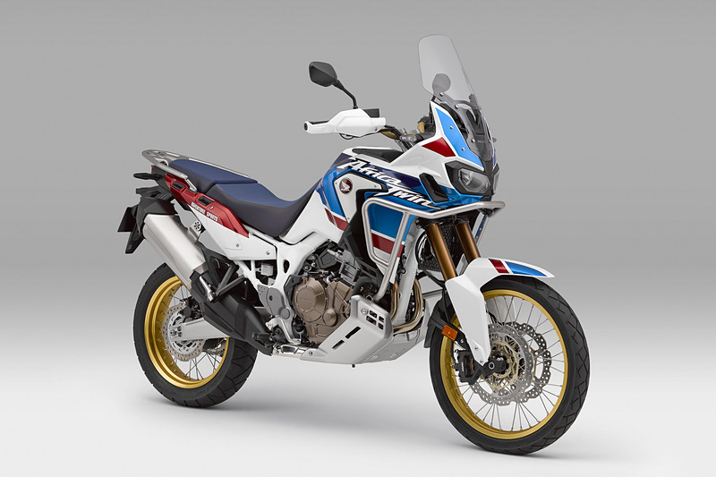 Adventure Sportsは従来と同じく「パールグレアホワイト」1色展開。それぞれ左と中央が6速MT車、右が6速DCT車