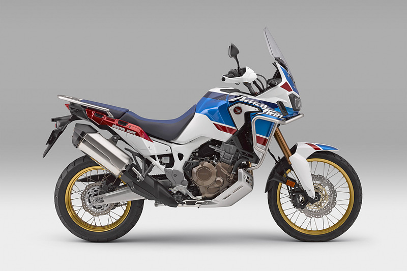 Adventure Sportsは従来と同じく「パールグレアホワイト」1色展開。それぞれ左と中央が6速MT車、右が6速DCT車