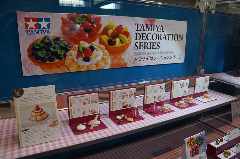 粘土を使用したお菓子作りホビー「スイーツデコレーション」の製作体験コーナー