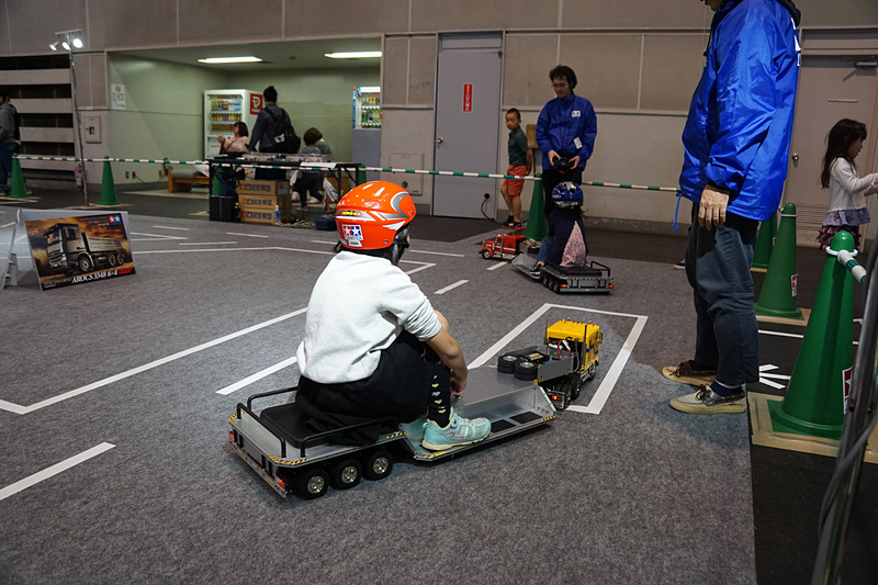 電動RCトラックへの乗車体験