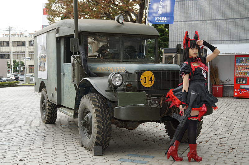 軍用車両を前にモデルのかざりさんによる撮影会も実施された