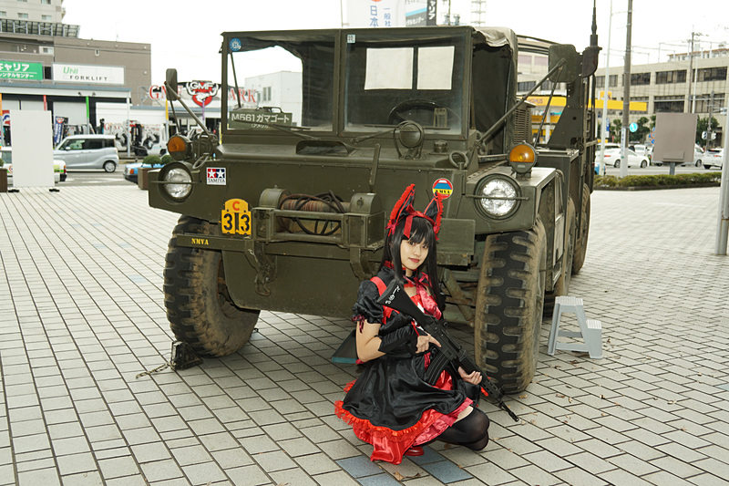 軍用車両を前にモデルのかざりさんによる撮影会も実施された