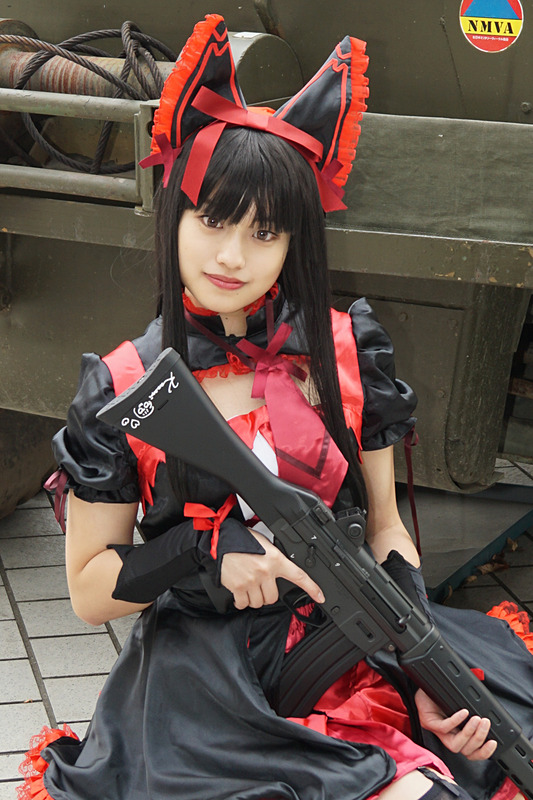 軍用車両を前にモデルのかざりさんによる撮影会も実施された