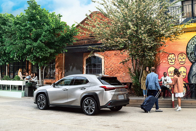 新型UXはガソリンモデルは2WD（FF）のみの展開。ハイブリッドモデルは2WD（FF）と4WD（E-Four）を各グレードで用意