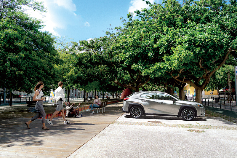 新型UXはガソリンモデルは2WD（FF）のみの展開。ハイブリッドモデルは2WD（FF）と4WD（E-Four）を各グレードで用意