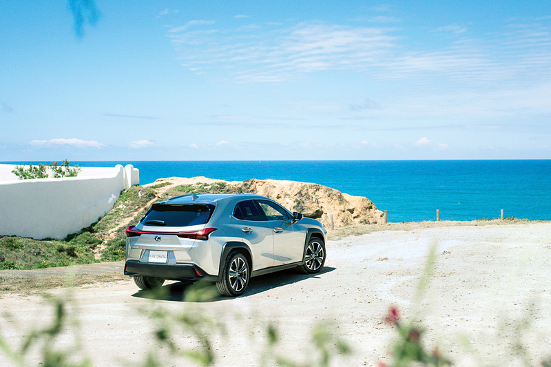 新型UXはガソリンモデルは2WD（FF）のみの展開。ハイブリッドモデルは2WD（FF）と4WD（E-Four）を各グレードで用意