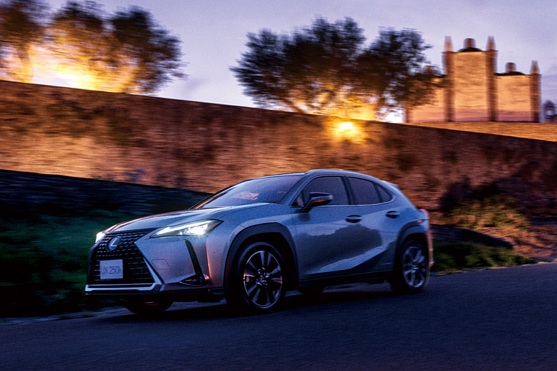 新型UXはガソリンモデルは2WD（FF）のみの展開。ハイブリッドモデルは2WD（FF）と4WD（E-Four）を各グレードで用意