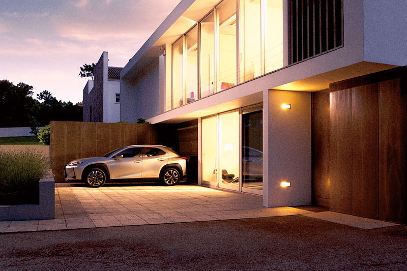 新型UXはガソリンモデルは2WD（FF）のみの展開。ハイブリッドモデルは2WD（FF）と4WD（E-Four）を各グレードで用意