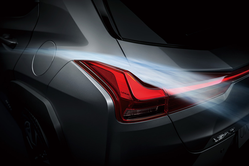 レーシングカーのリアウイングをイメージしたという左右一体の翼形状を採用した「エアロスタビライジングブレードライト」