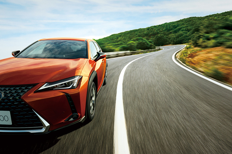 新型UXはガソリンモデルは2WD（FF）のみの展開。ハイブリッドモデルは2WD（FF）と4WD（E-Four）を各グレードで用意