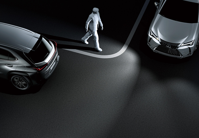 新型UXでは予防安全パッケージ「Lexus Safety System＋」を搭載。単眼カメラ＋ミリ波レーダーを組み合わせ、LTA（レーントレーシングアシスト）、レーダークルーズコントロール（全車速追従機能付）、AHB（オートマチックハイビーム）/AHS（アダプティブハイビームシステム）、RSA（ロードサインアシスト）、PKSB（パーキングサポートブレーキ）、ブラインドスポットモニターといった機能が利用可能
