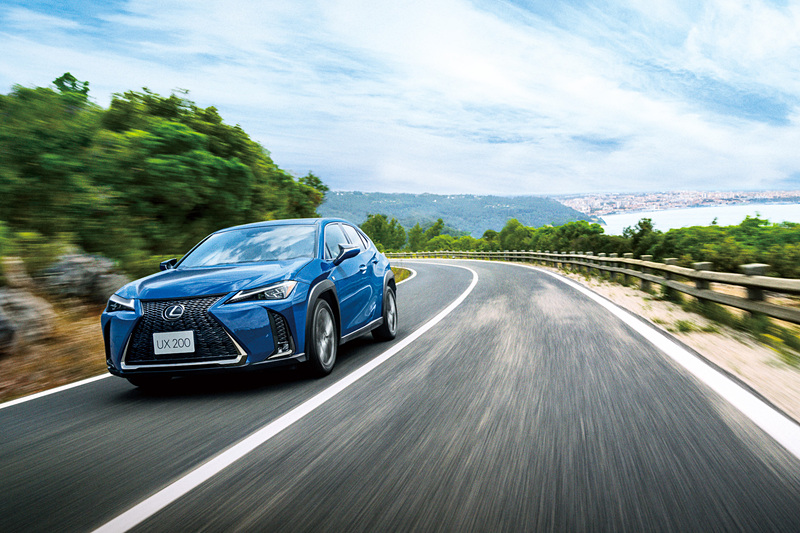 新型UXはガソリンモデルは2WD（FF）のみの展開。ハイブリッドモデルは2WD（FF）と4WD（E-Four）を各グレードで用意