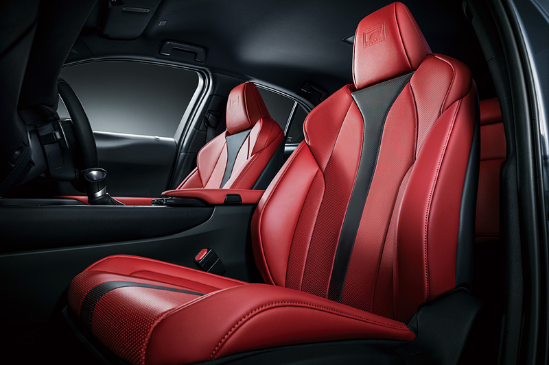 F SPORTのインテリアでは専用スポーツシートが備わるほか、アルミ製スポーツペダル、パドルシフトや、専用の本革ステアリング、8インチTFT液晶式メーターなどを装備