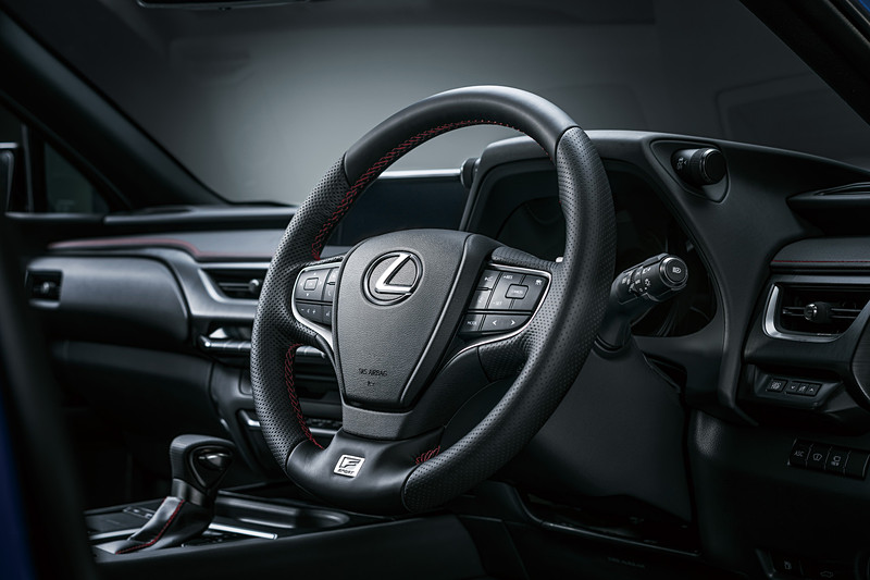 F SPORTのインテリアでは専用スポーツシートが備わるほか、アルミ製スポーツペダル、パドルシフトや、専用の本革ステアリング、8インチTFT液晶式メーターなどを装備