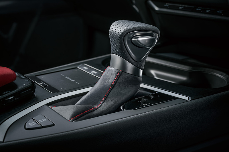 F SPORTのインテリアでは専用スポーツシートが備わるほか、アルミ製スポーツペダル、パドルシフトや、専用の本革ステアリング、8インチTFT液晶式メーターなどを装備