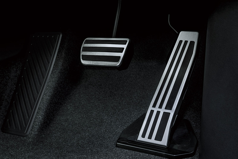 F SPORTのインテリアでは専用スポーツシートが備わるほか、アルミ製スポーツペダル、パドルシフトや、専用の本革ステアリング、8インチTFT液晶式メーターなどを装備