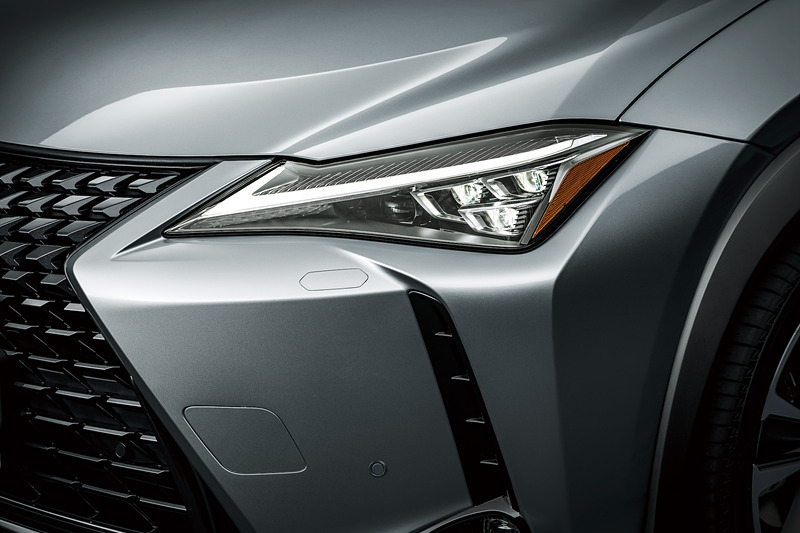 version Lに標準装備、version C、F SPORTにオプション設定される3眼フルLEDヘッドライト（ロー・ハイビーム）ではロービームに小型LEDユニット、ハイビームにAHS（アダプティブハイビームシステム）を搭載