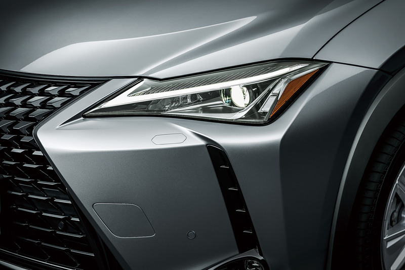 250h、200、version C、F SPORTに標準装備されるLEDヘッドライト（ロー・ハイビーム）