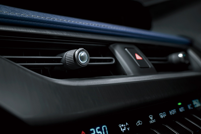 運転席、インパネセンター部、助手席のレジスターノブに非接触給電式LED照明を設定し、奥行きのある光り方で高級感と夜間の視認性を高めた「フローティングベントコントロールイルミネーション」（レクサスとして世界初採用）