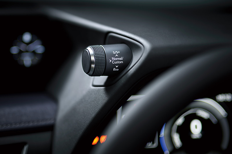 緻密なレリーフ技術を駆使したというL字型モチーフを、ドライブモードセレクトスイッチやエアコンレジスターノブなどに採用