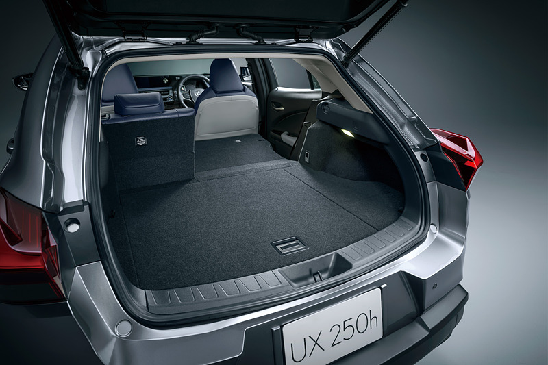 ラゲッジスペース容量はUX200、UX250hともに220Lで、後席シートバックを倒すことでともに995Lまで拡大できる。フロア下のアンダーデッキ容量はUX200が51L、UX250hが44L