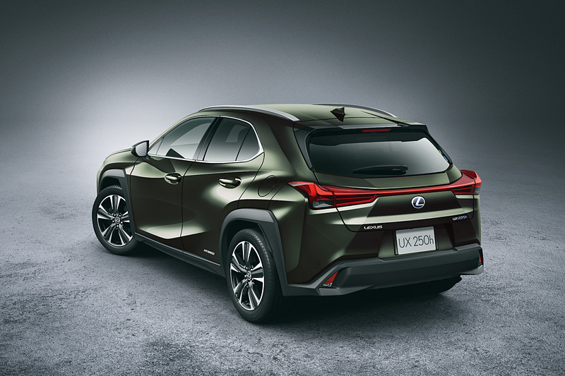 新型UXのボディサイズは4495×1840×1540mm（全長×全幅×全高）、ホイールベースは2640mm