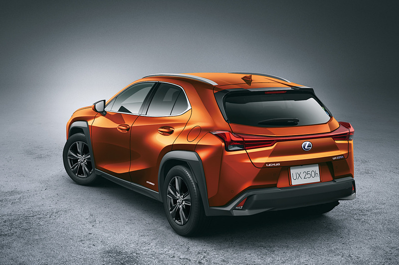 新型UXのボディサイズは4495×1840×1540mm（全長×全幅×全高）、ホイールベースは2640mm