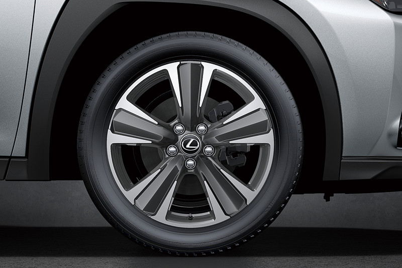 version Lに標準装備、250h、200、version Cにオプション設定される5本スポークの18インチアルミホイール（切削光輝＋ダークグレーメタリック塗装）