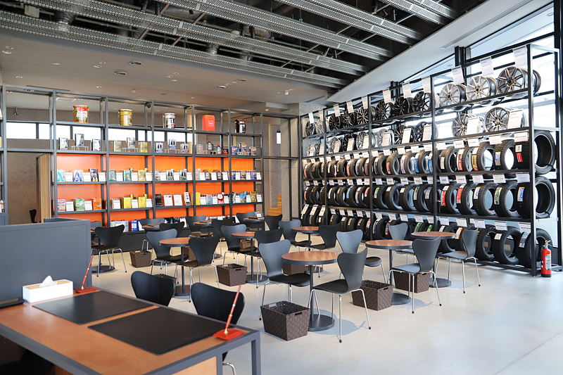 タイヤやオイルなど、整備に関わるアイテムはすべてこのフロアに集約