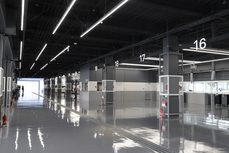 白と2色のグレーを基調にしたモノトーンでまとめられたピット