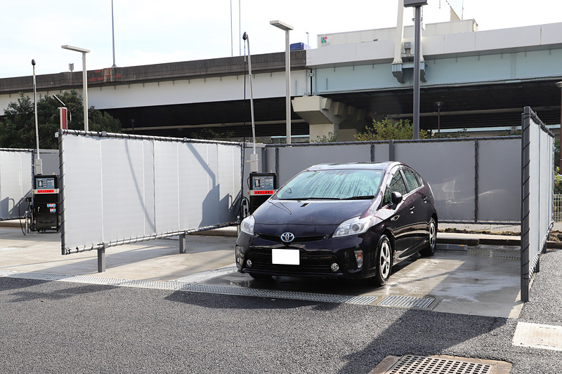 ゆったりと広い洗車場は計5台分を用意