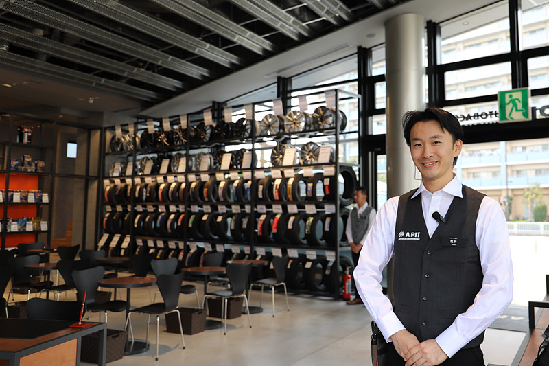 サービスフロントでは、車検以外の整備も内容を専門スタッフとしっかり打ち合わせできるよう、受け付け用のテーブルを用意