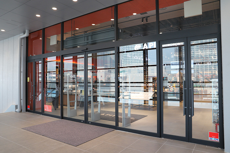 駐車場に近い2階メインエントランス