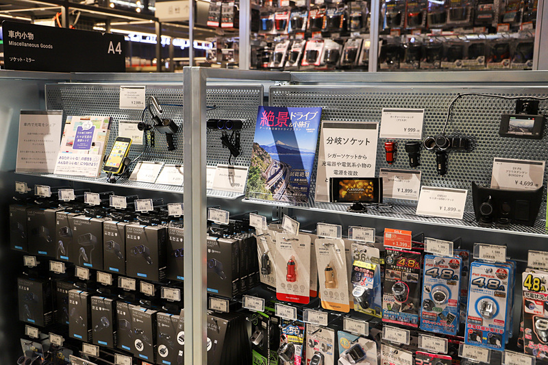 店内は本と用品を一緒に展示して、カーライフを提案するスタイル