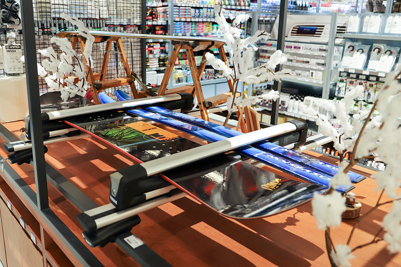 使っている場面が想像できるよう、実際にスキーキャリアに板を挟んだり、ルーフボックスの中にアウトドア用品を入れたりして紹介