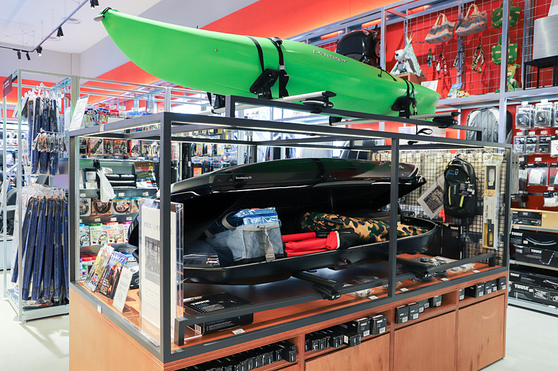 使っている場面が想像できるよう、実際にスキーキャリアに板を挟んだり、ルーフボックスの中にアウトドア用品を入れたりして紹介