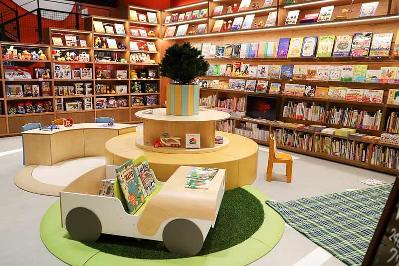 スターバックスの隣にはボーネルンドがプロデュースしたキッズコーナーを併設