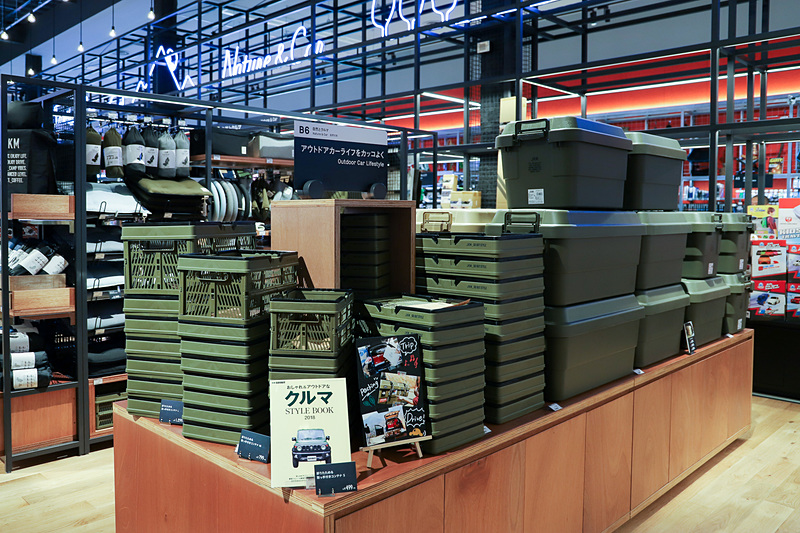 店内は本と用品を一緒に展示して、カーライフを提案するスタイル