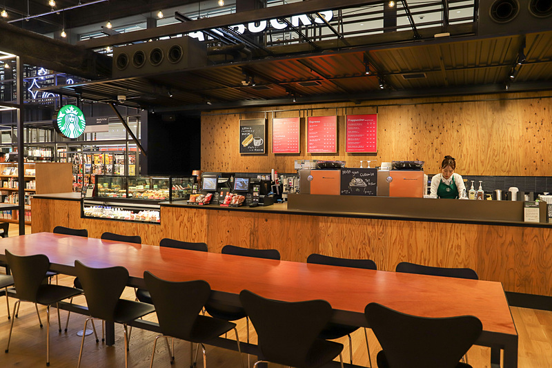 2階の中央にはスターバックスを併設