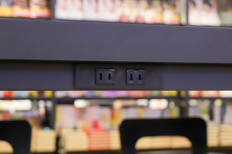 テーブルにはコンセントも設置